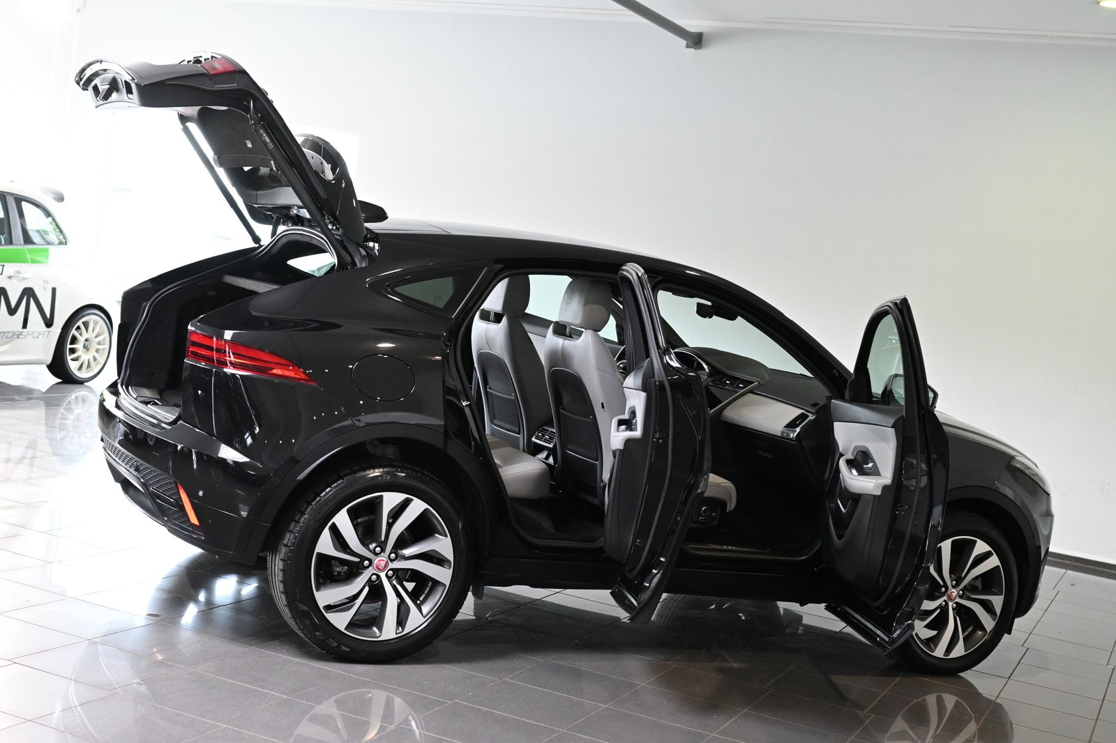Jaguar E-PACE D200 R-Dynamic HSE AWD Pano ACC Leder 20"