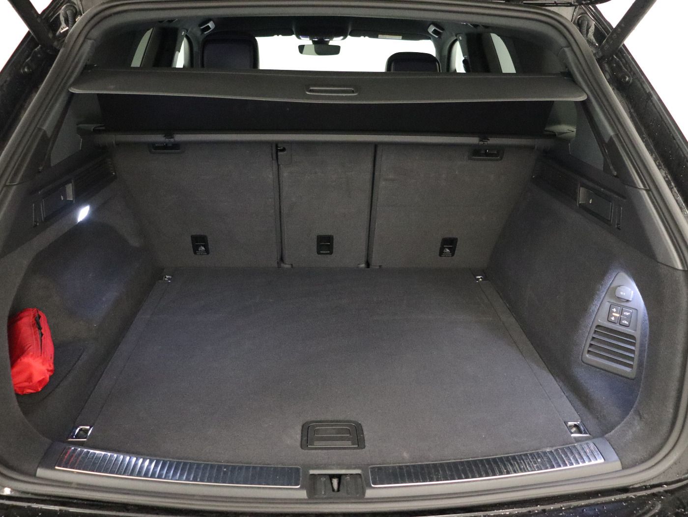 Volkswagen Touareg 3.0 TDI 4 Motion R-Line - Samsaru's Car Outlet