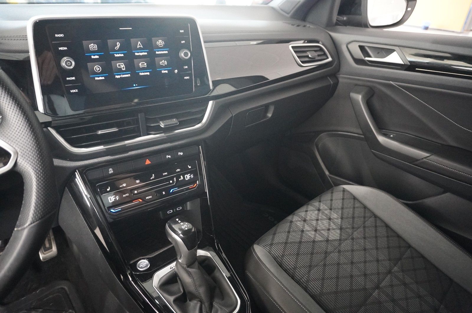 Volkswagen T-Roc 2.0D R-LINE 4MOTION - Samsaru's Car Outlet