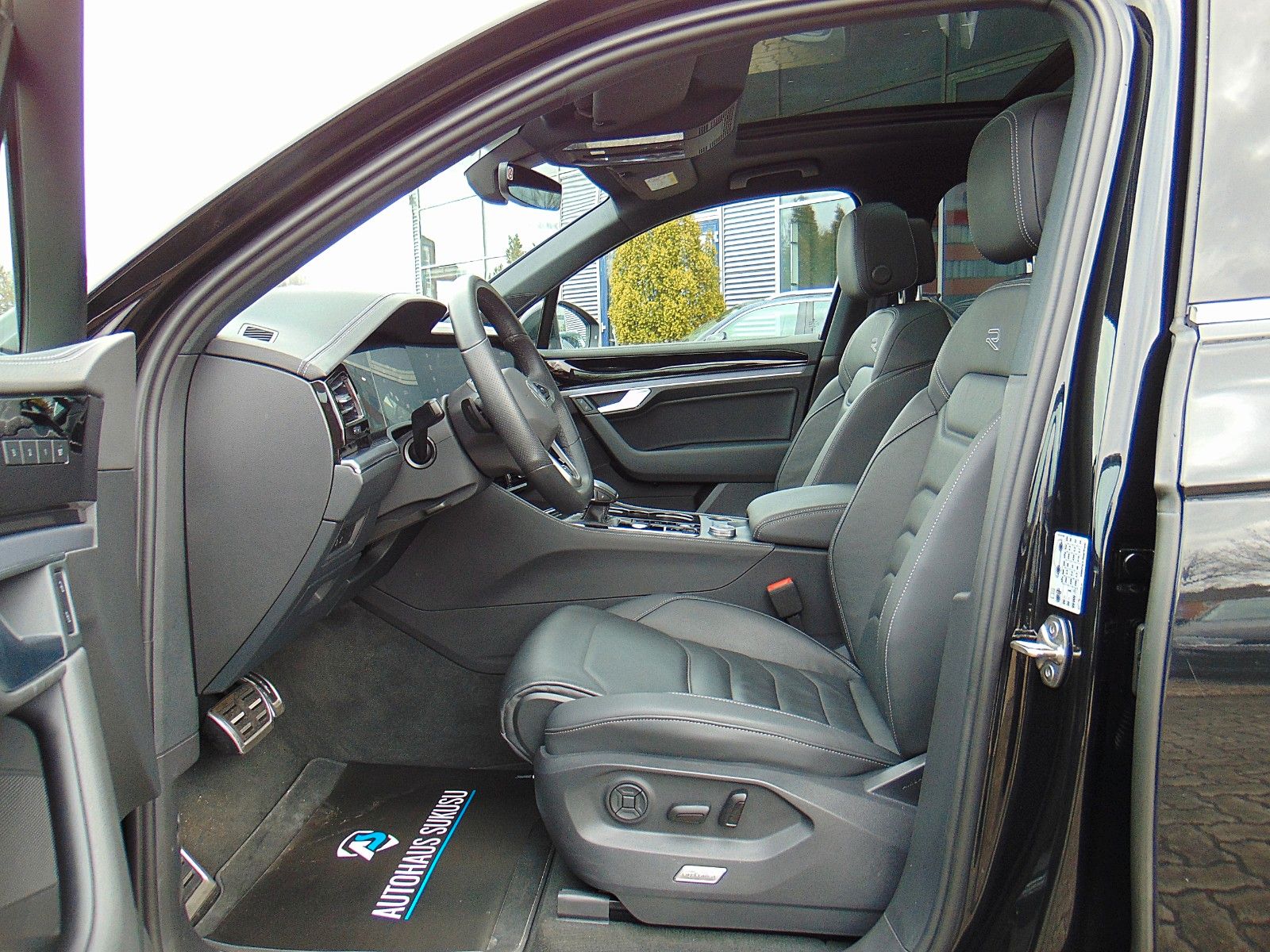 Volkswagen Touareg 3.0 TDI 4Motion R-Line - IQ Light - Pano