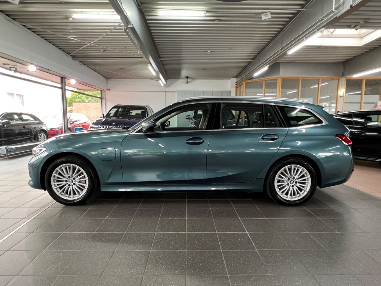 BMW 330e Touring Luxury Line - Samsaru's Car Outlet