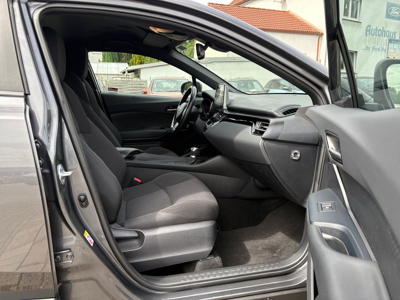 Toyota C-HR 1.8 Automatik Flow - Samsaru's Car Outlet