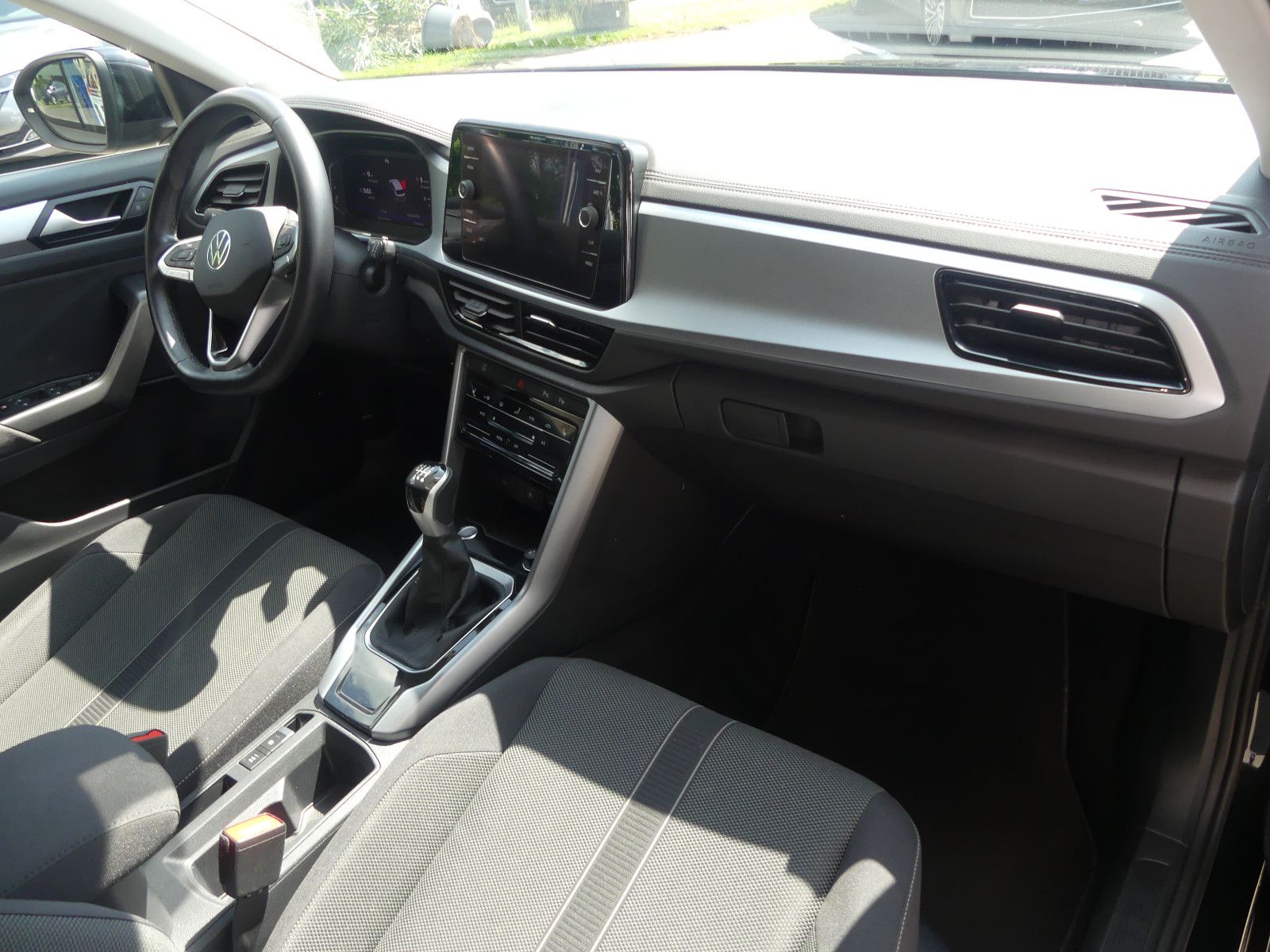 Volkswagen T-Roc 1.5 TSI Life - Samsaru's Car Outlet