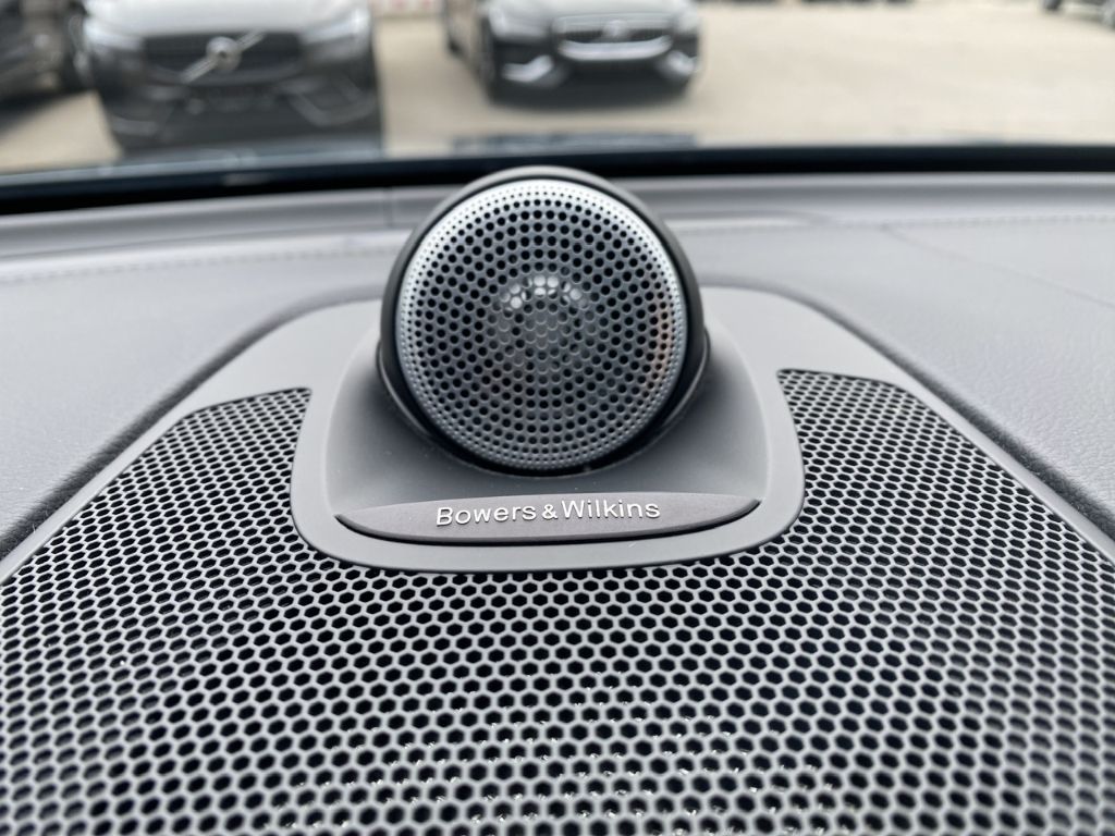 Volvo XC60 Ultimate Dark Recharge Plug-In Hybrid AWD T