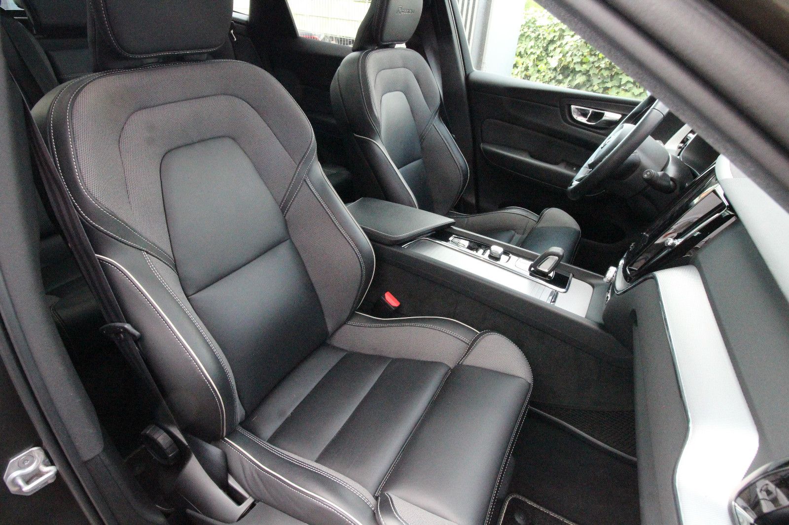 Volvo XC60 T8 R Design AWD - Samsaru's Car Outlet
