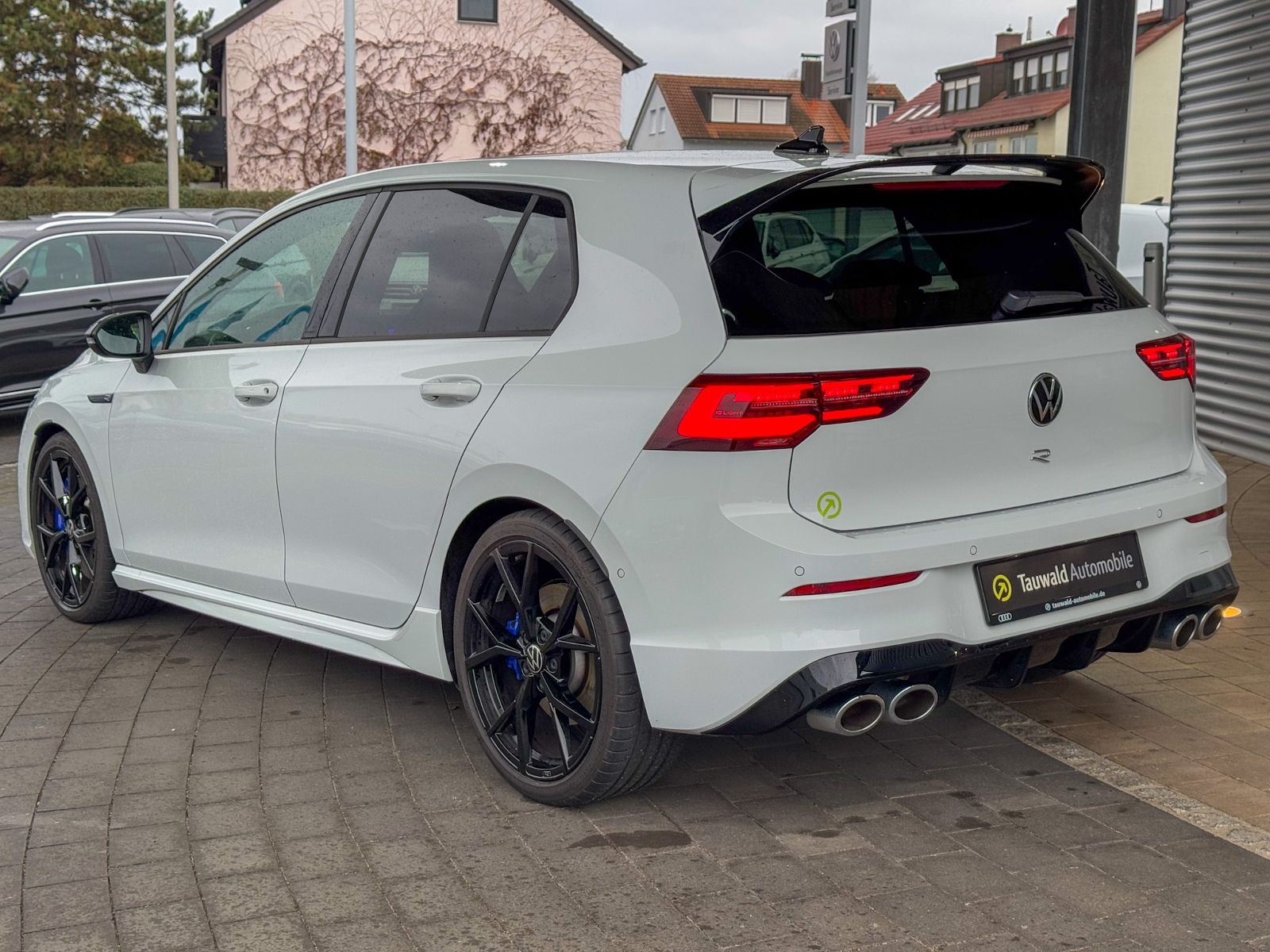 Volkswagen Golf VIII R 2.0 TSI DSG - Samsaru's Car Outlet