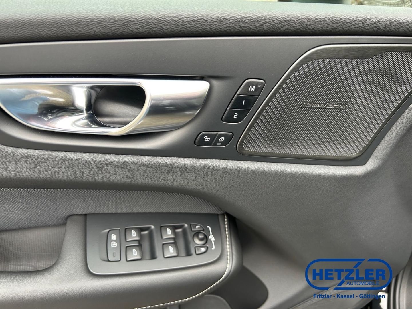 Volvo XC60 Plus Dark AWD B5 Benzin EU6e AHK Leder Digi