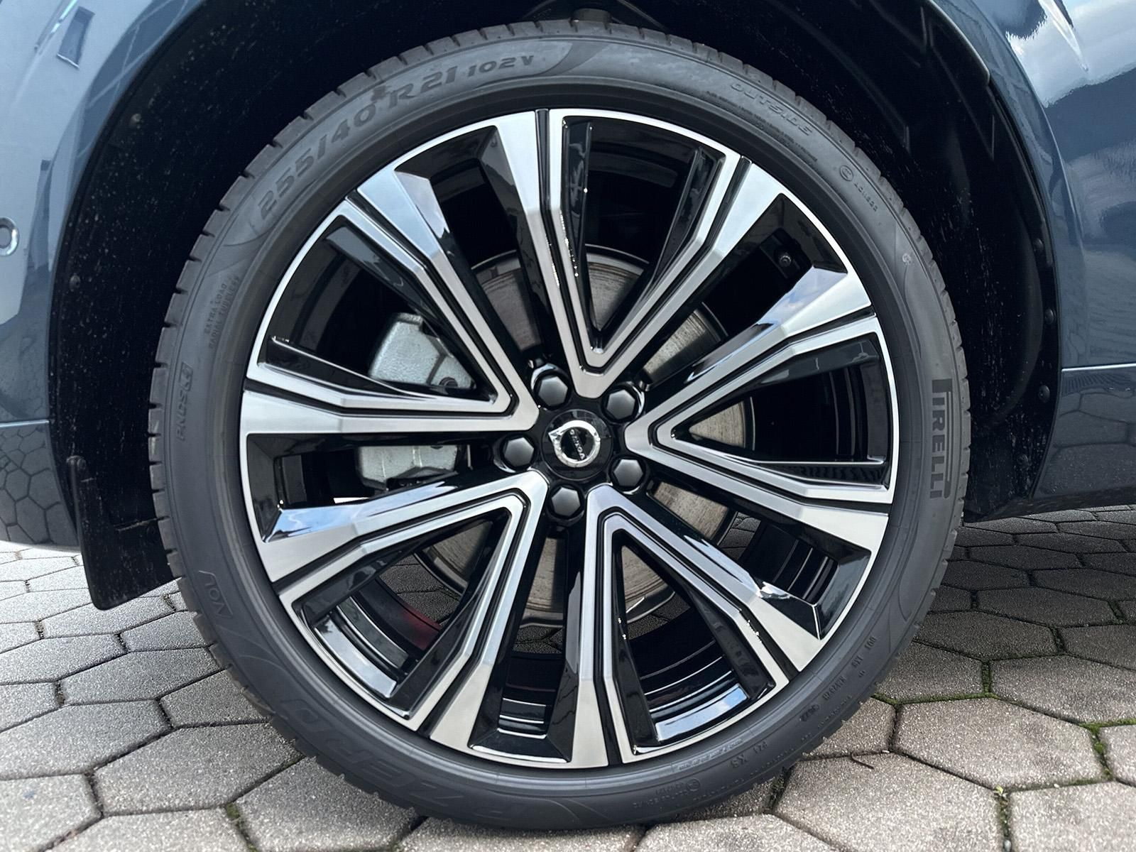 Volvo XC60 Ultimate Bright T8 Plug-In Hybrid - Samsaru's Car Outlet