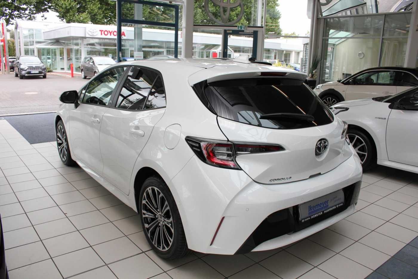 Toyota Corolla 1.8 Hybrid Team - Samsaru's Car Outlet