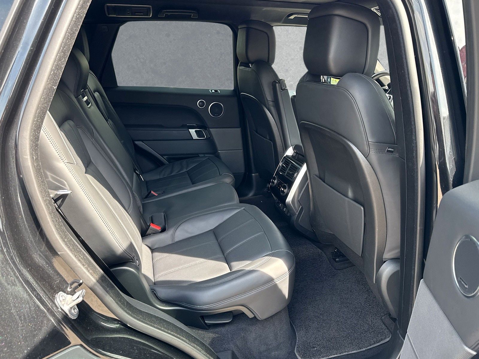 Range Rover Sport D350 HSE Dynamic Stealth - Samsaru's Car Outlet