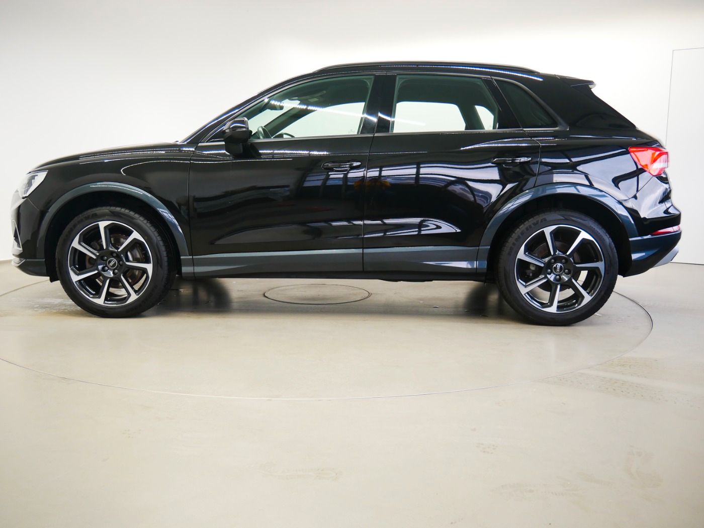 Audi Q3 45 TFSI quattro advanced - Samsaru's Car Outlet