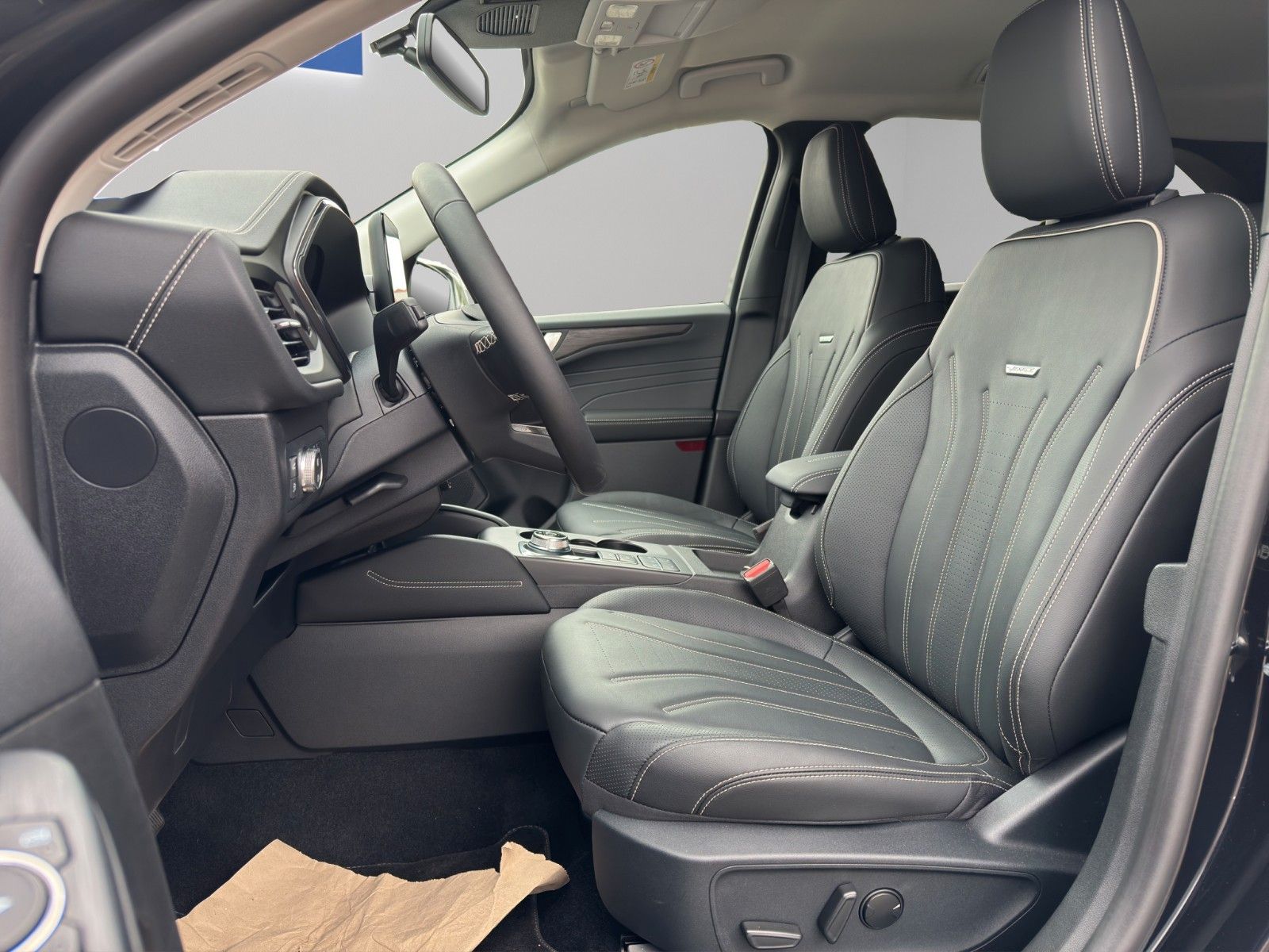 Ford Kuga Plug-In Hybrid Vignale - Samsaru's Car Outlet