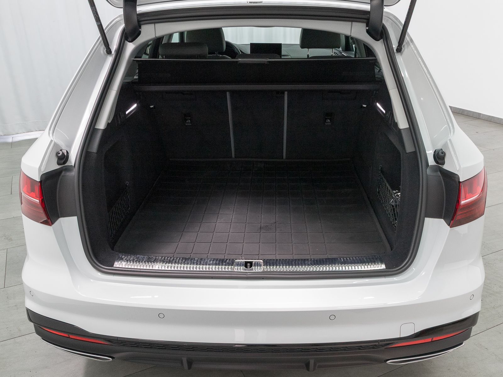 Audi A4 Avant 35 TFSI S LINE - Samsaru's Car Outlet