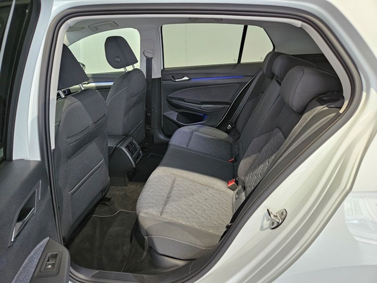 Volkswagen Golf 1.5 eTSI Move DSG - Samsaru's Car Outlet