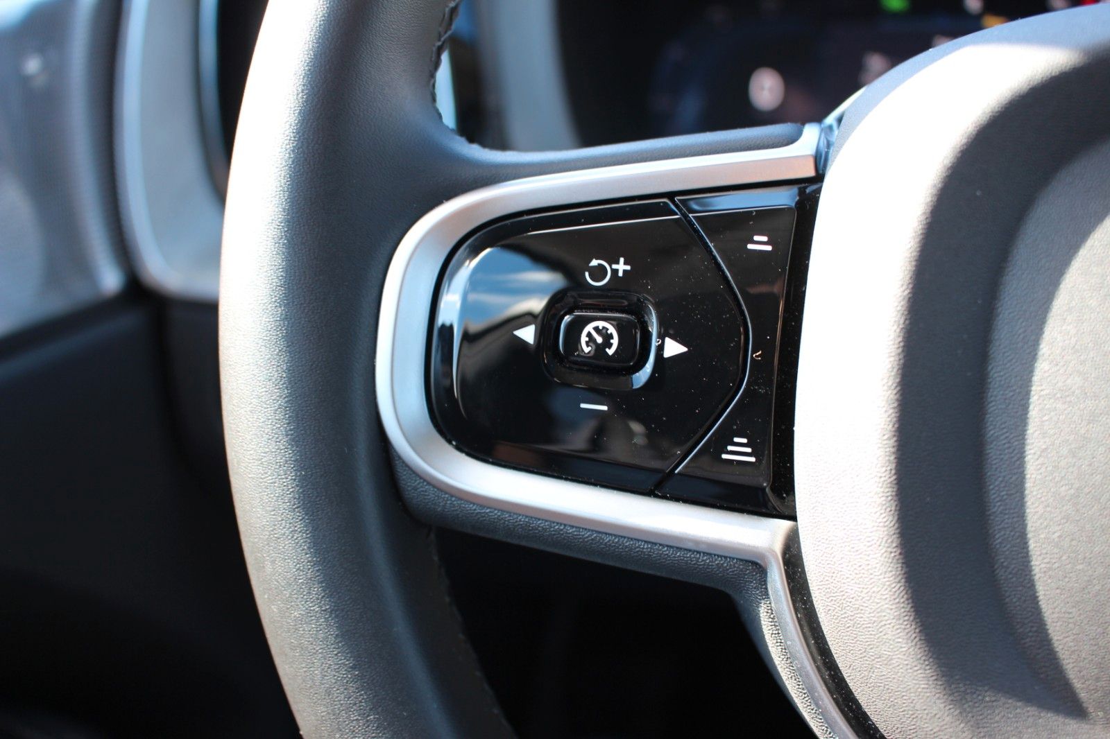 Volvo XC60 B5 Benzin Ultra Dark Massage Sitze