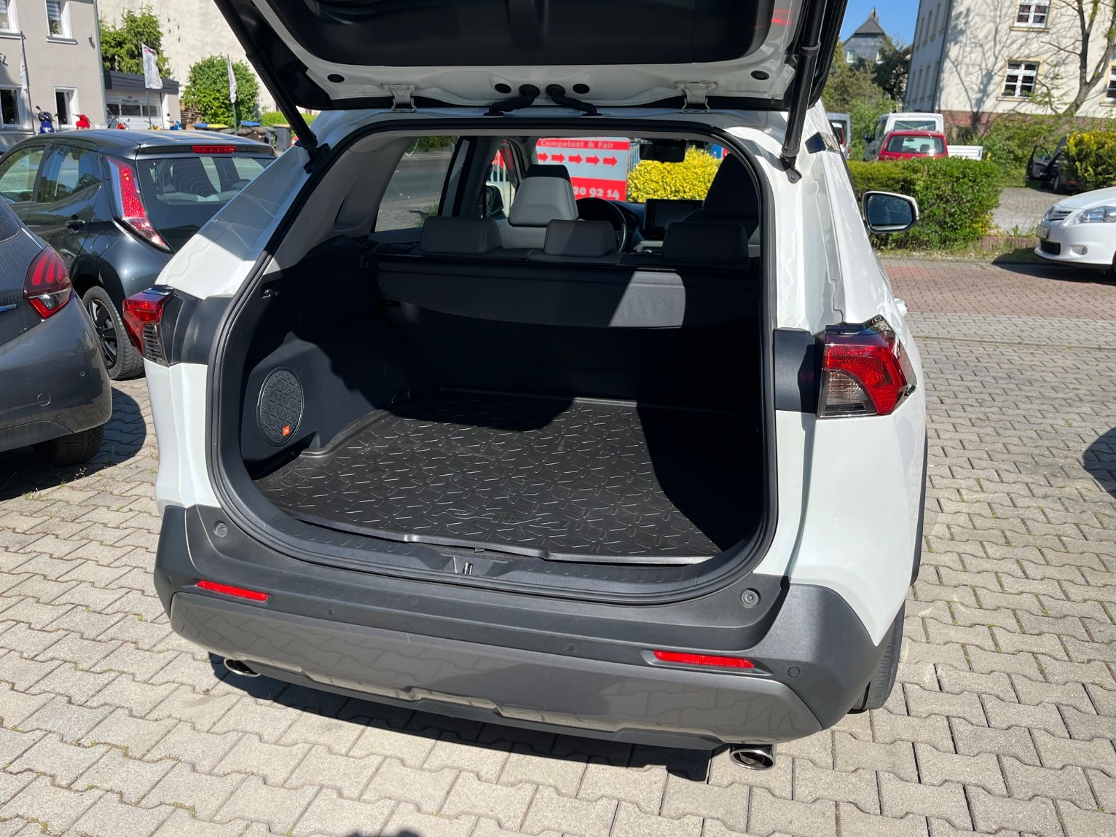 Toyota RAV 4 RAV4 Hybrid 4x4 Lounge - Samsaru's Car Outlet