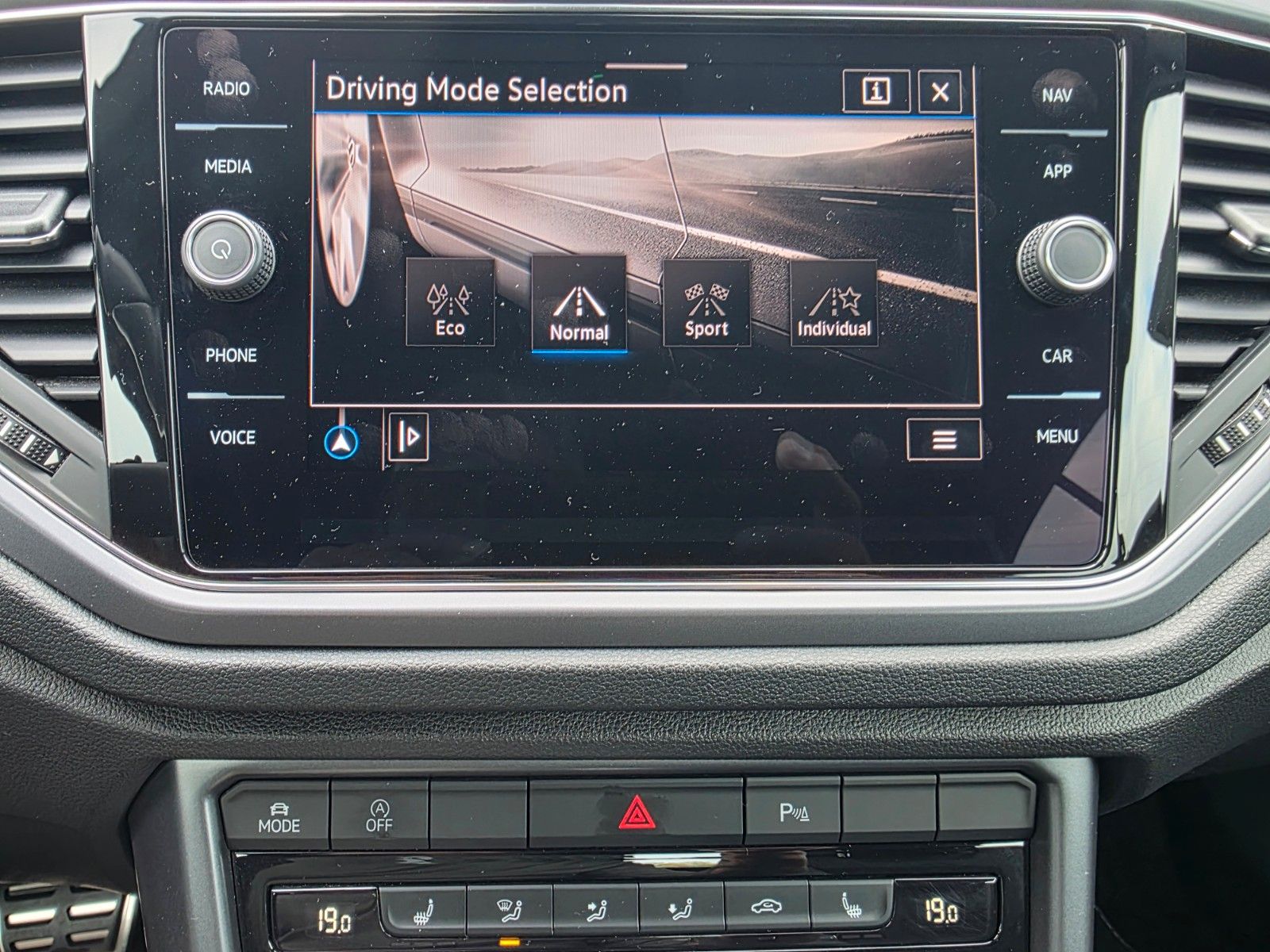 Volkswagen T-Roc R-Line Black - Samsaru's Car Outlet
