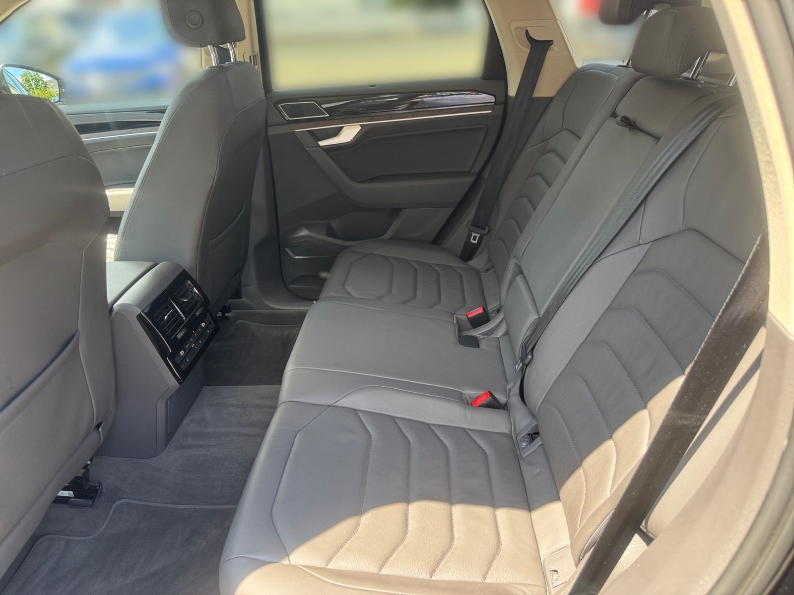 Volkswagen Touareg 3.0 TDI R-Line - Samsaru's Car Outlet