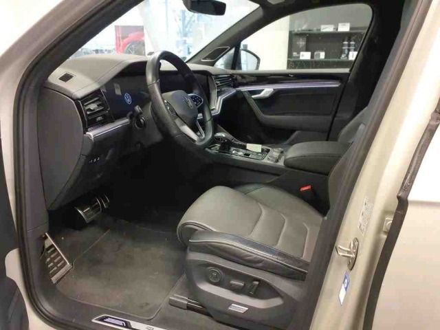 Volkswagen Touareg 3.0TDI 4M R-LINE - Samsaru's Car Outlet