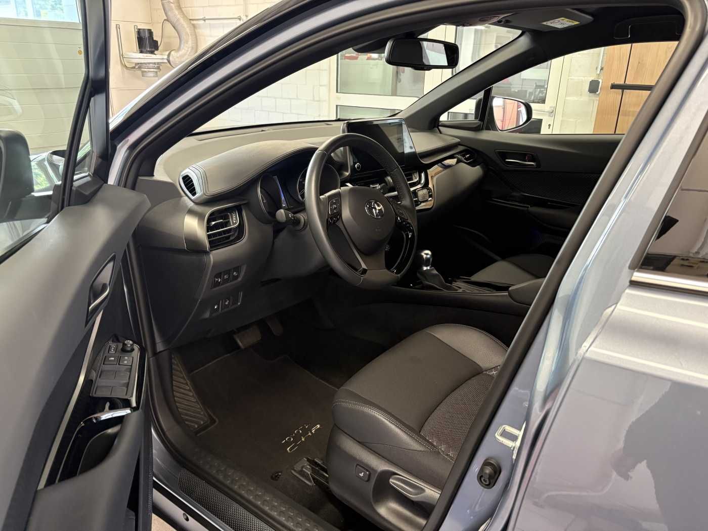 Toyota C-HR Hybrid - Samsaru's Car Outlet