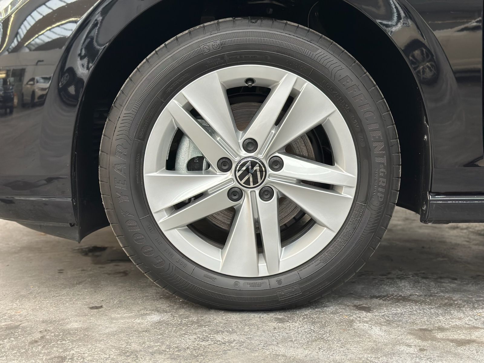 Volkswagen Golf 1.5 TSI Life - Samsaru's Car Outlet