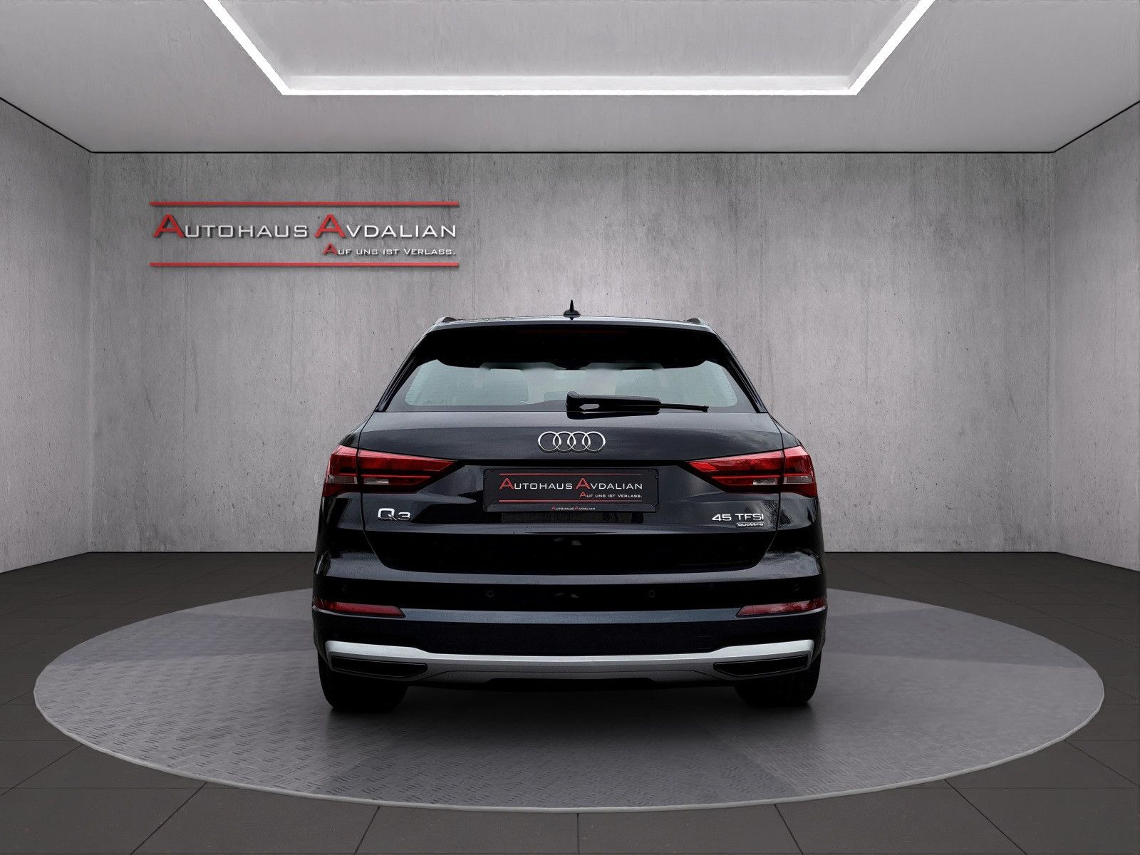 Audi Q3 45 TFSI qu. advanced - Samsaru's Car Outlet