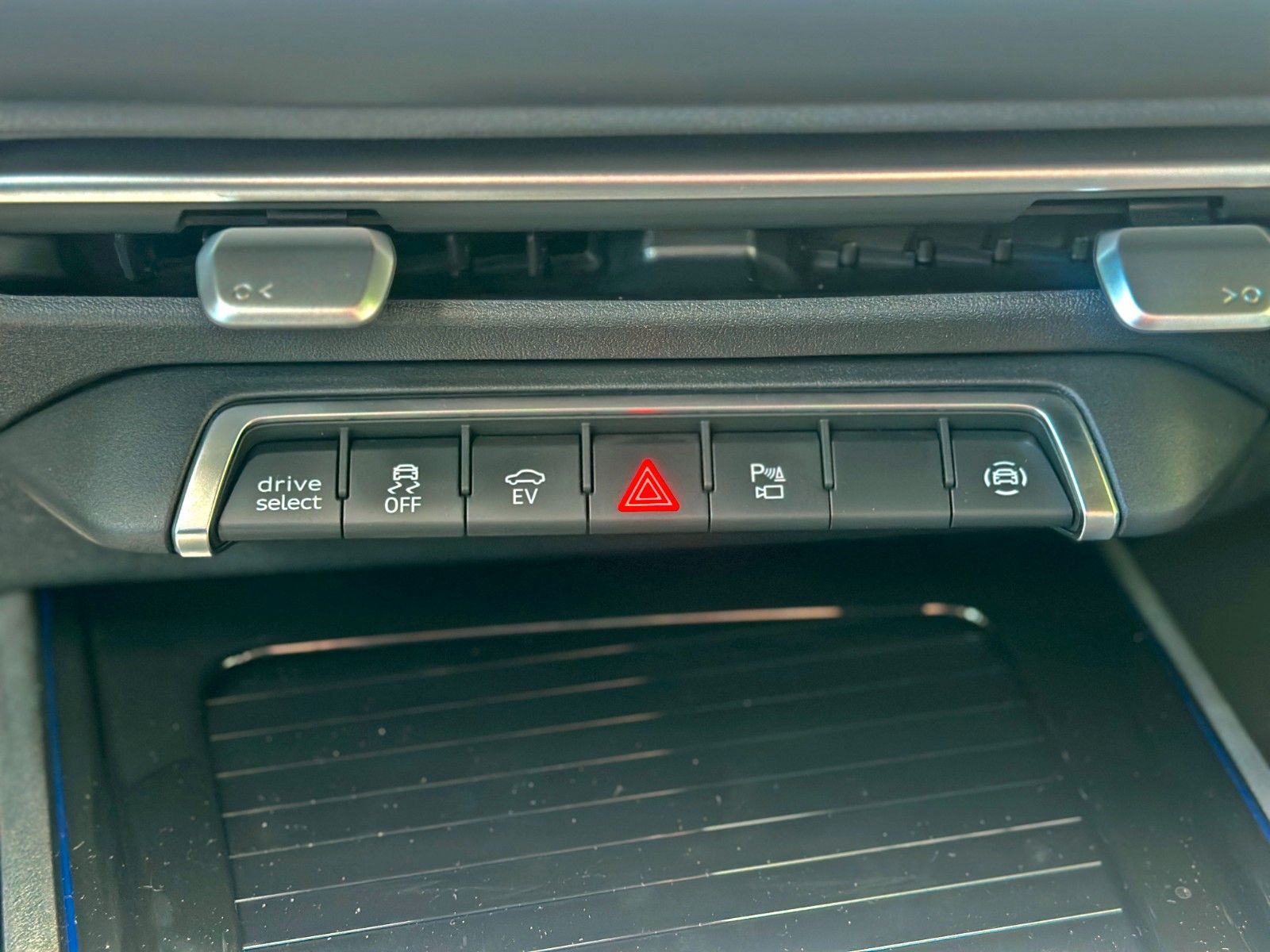 Audi Q3 SUV e-hybrid AHK S-LINE PANO TECH PRO MATRIX