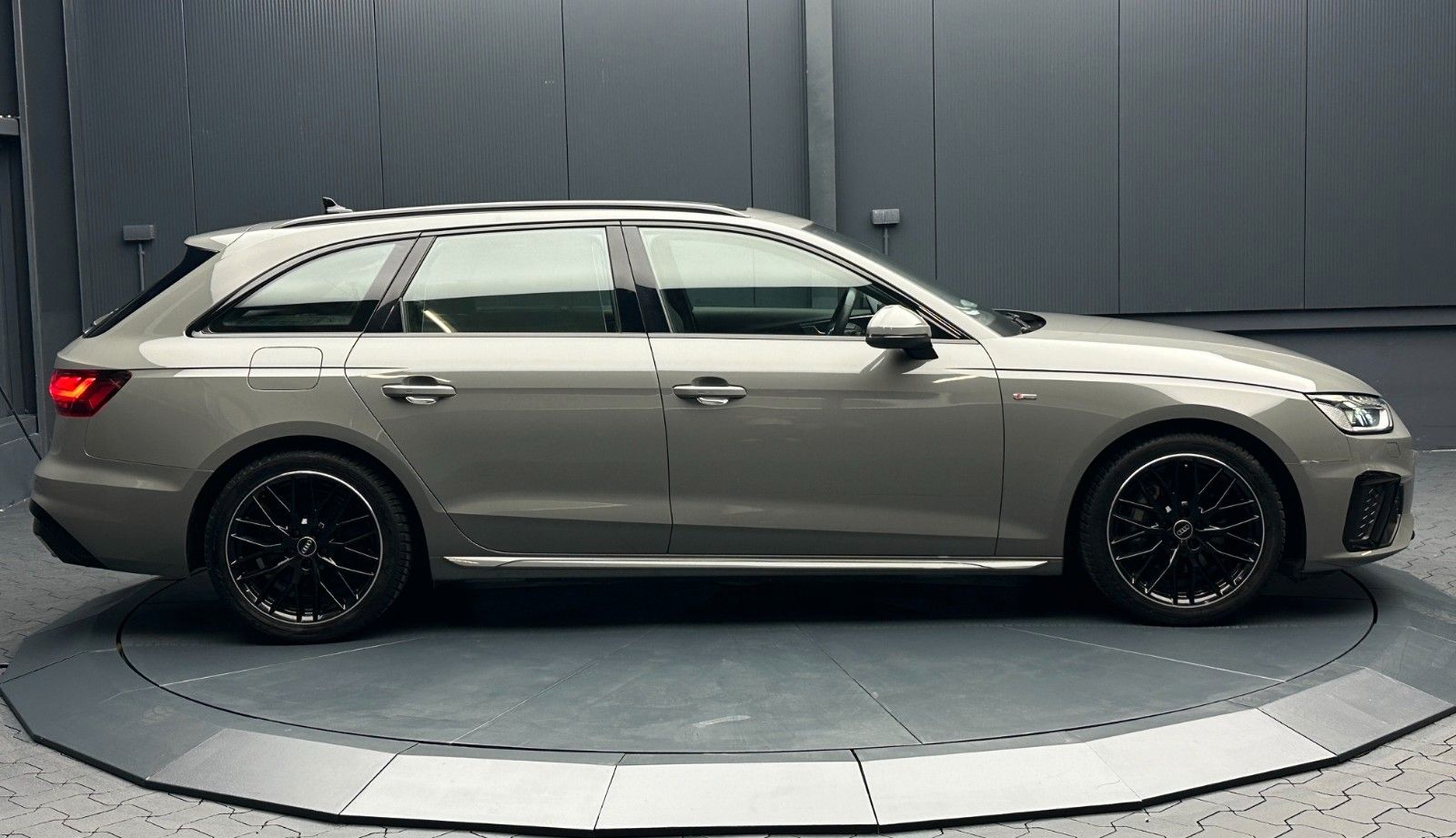 Audi A4 Avant 40 TDI quattro S-Line *PANORAMA*Matrix*