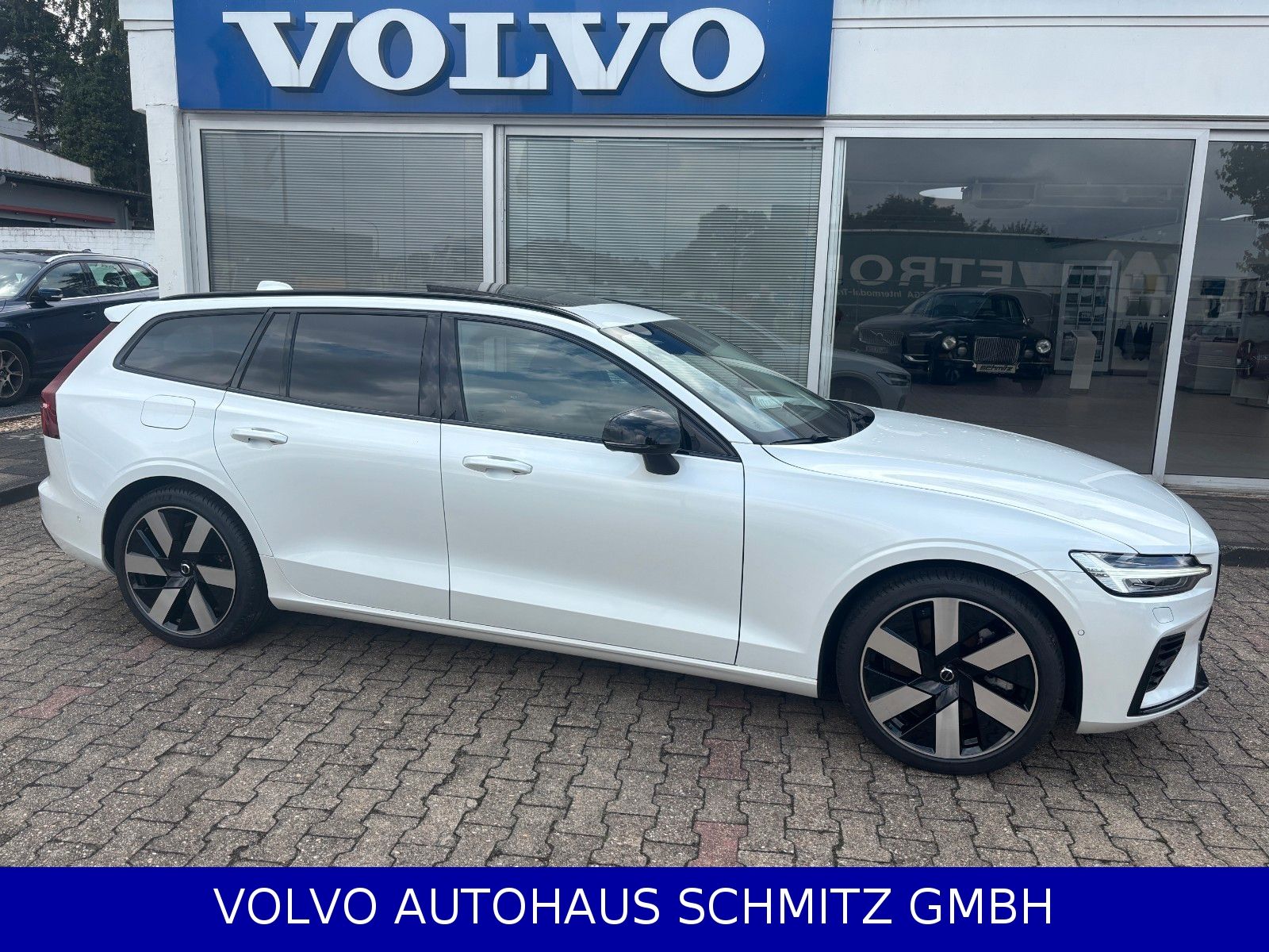 Volvo V60 T6 Ultra Dark Plug-In AWD Bowers AHK