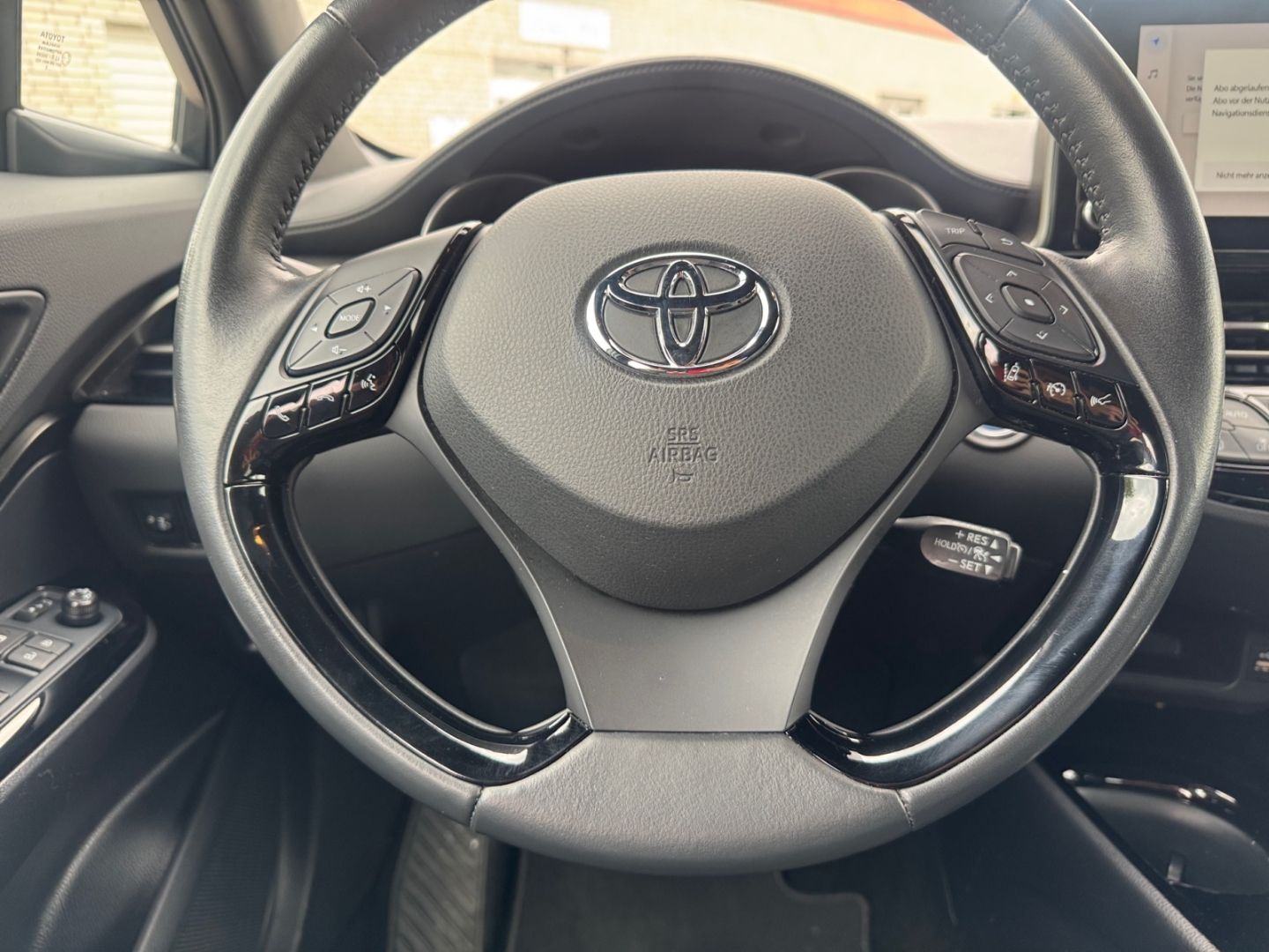 Toyota C-HR 2.0 Hybrid Team - Samsaru's Car Outlet