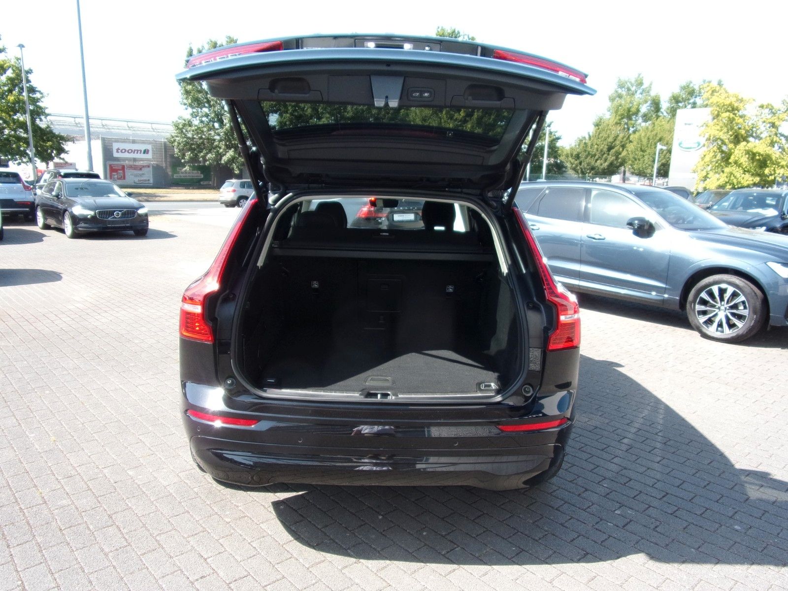 Volvo XC 60 B4 Core 2WD - Samsaru's Car Outlet