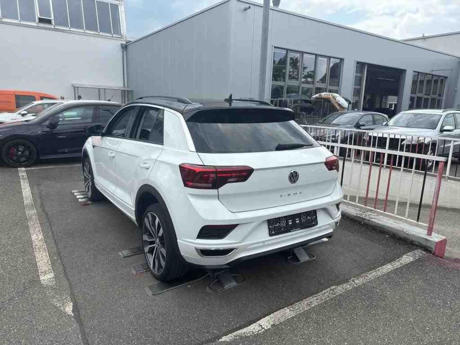 Volkswagen T-Roc 1.5 TSI R-Line - Samsaru's Car Outlet