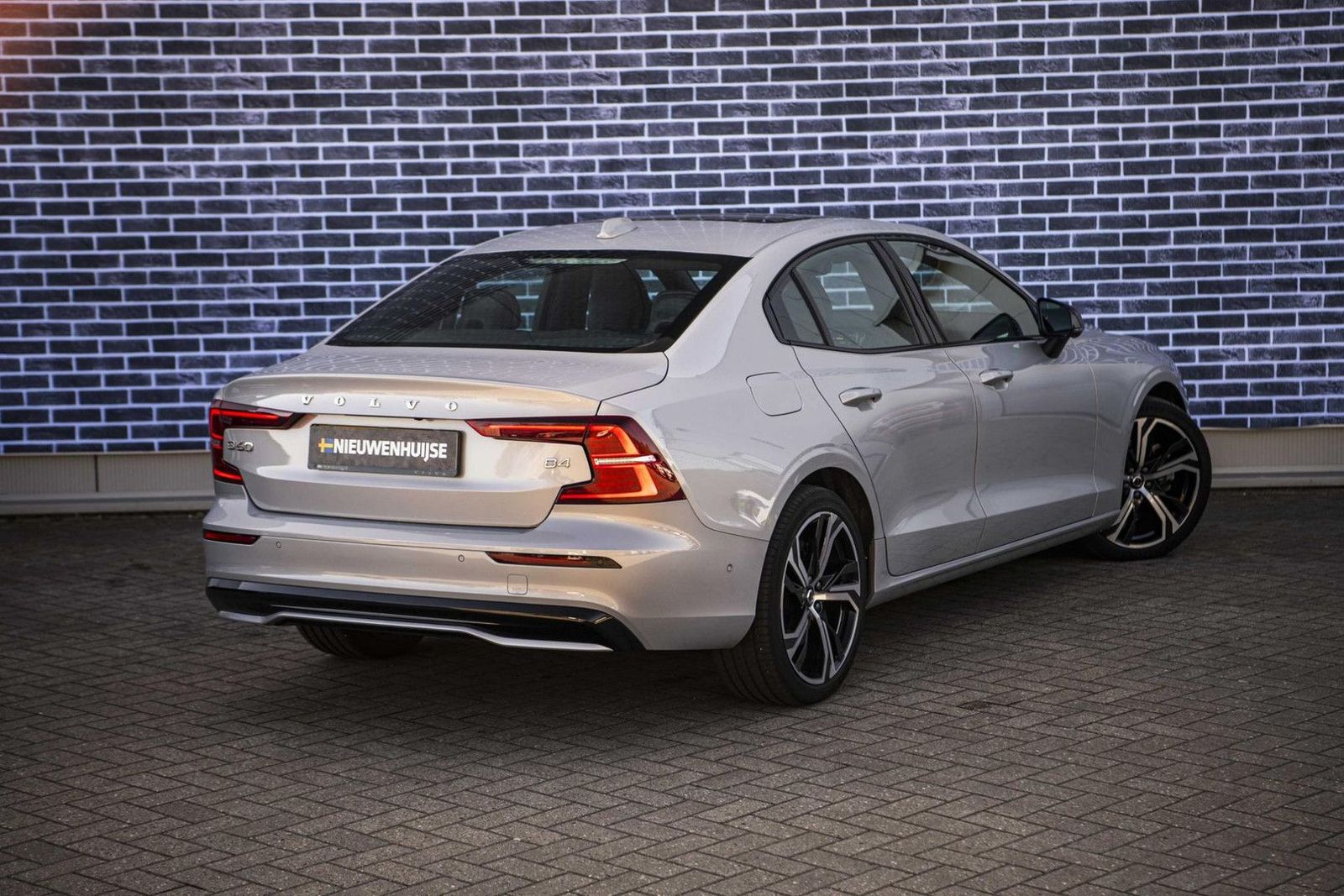 Volvo S60 2.0 B4 Plus Dark | Panoramisch schuif/kantel