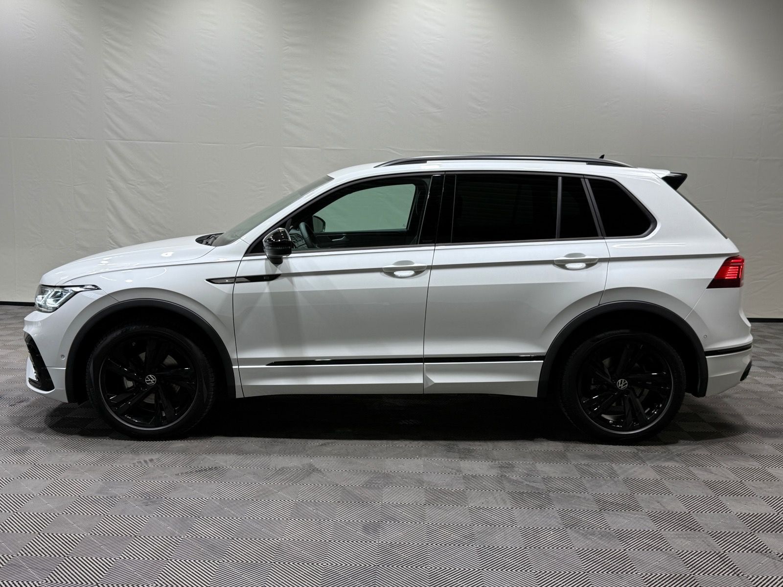 Volkswagen Tiguan R-Line 1.5 TSI DSG - Samsaru's Car Outlet