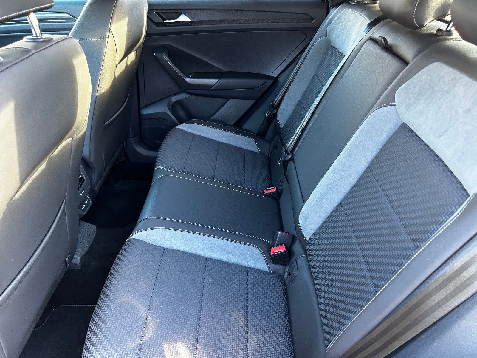 Volkswagen T-Roc Sport R-Line - Samsaru's Car Outlet