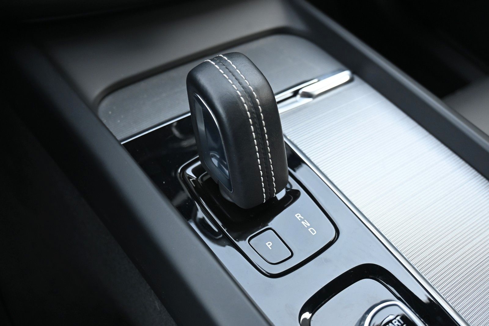 Volvo XC60 B5D AWD R-Design*LUFT*360*H&K*STHZ*HUD*QI