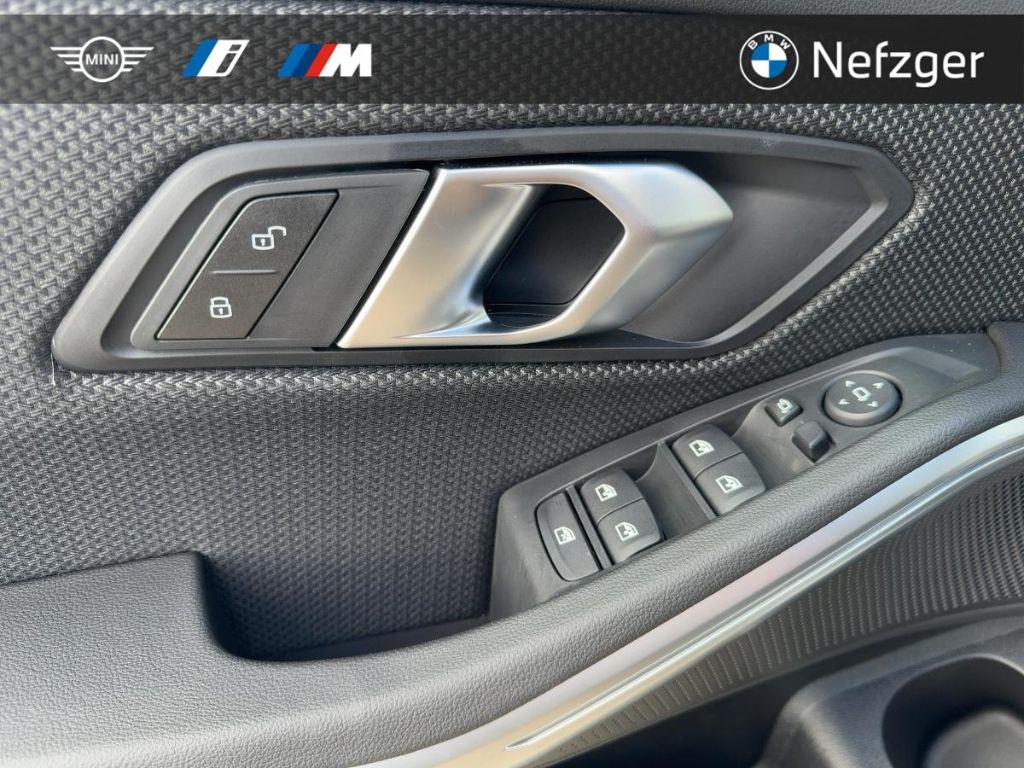 BMW 320 i xDrive Limousine LED RFK LED Ambiente