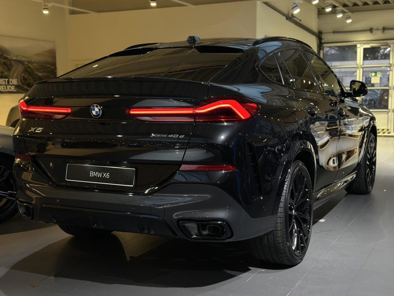 BMW X6 xDrive40d M Sport Pro Bowers Massage AHK 22"