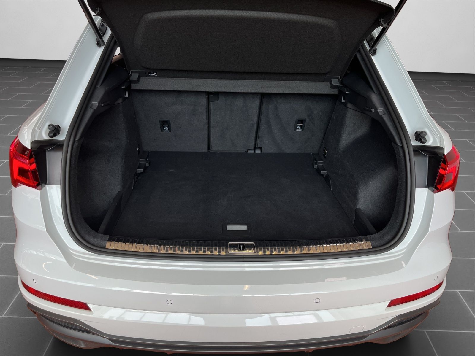 Audi Q3 S line 40 TFSI quattro S tronic - Samsaru's Car Outlet