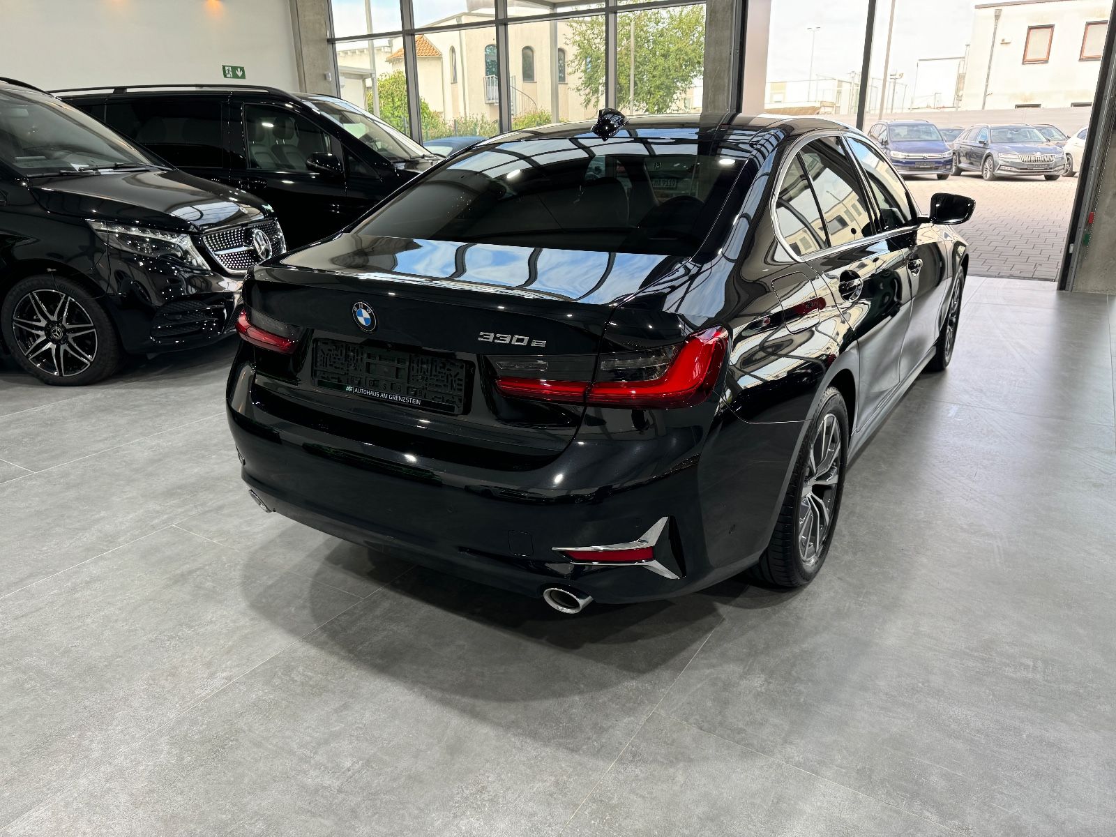 BMW 330 e Luxury Line Individual - Samsaru's Car Outlet