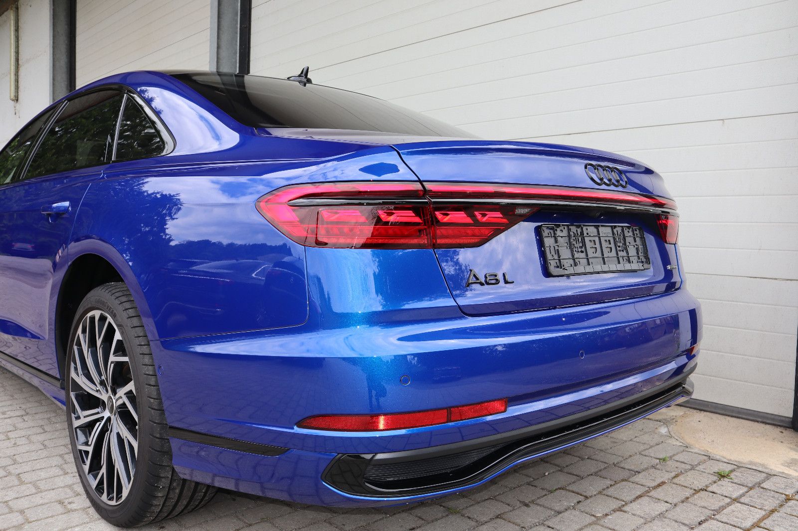 Audi A8L 60 TFSI V8 qu lang exclusive - Samsaru's Car Outlet