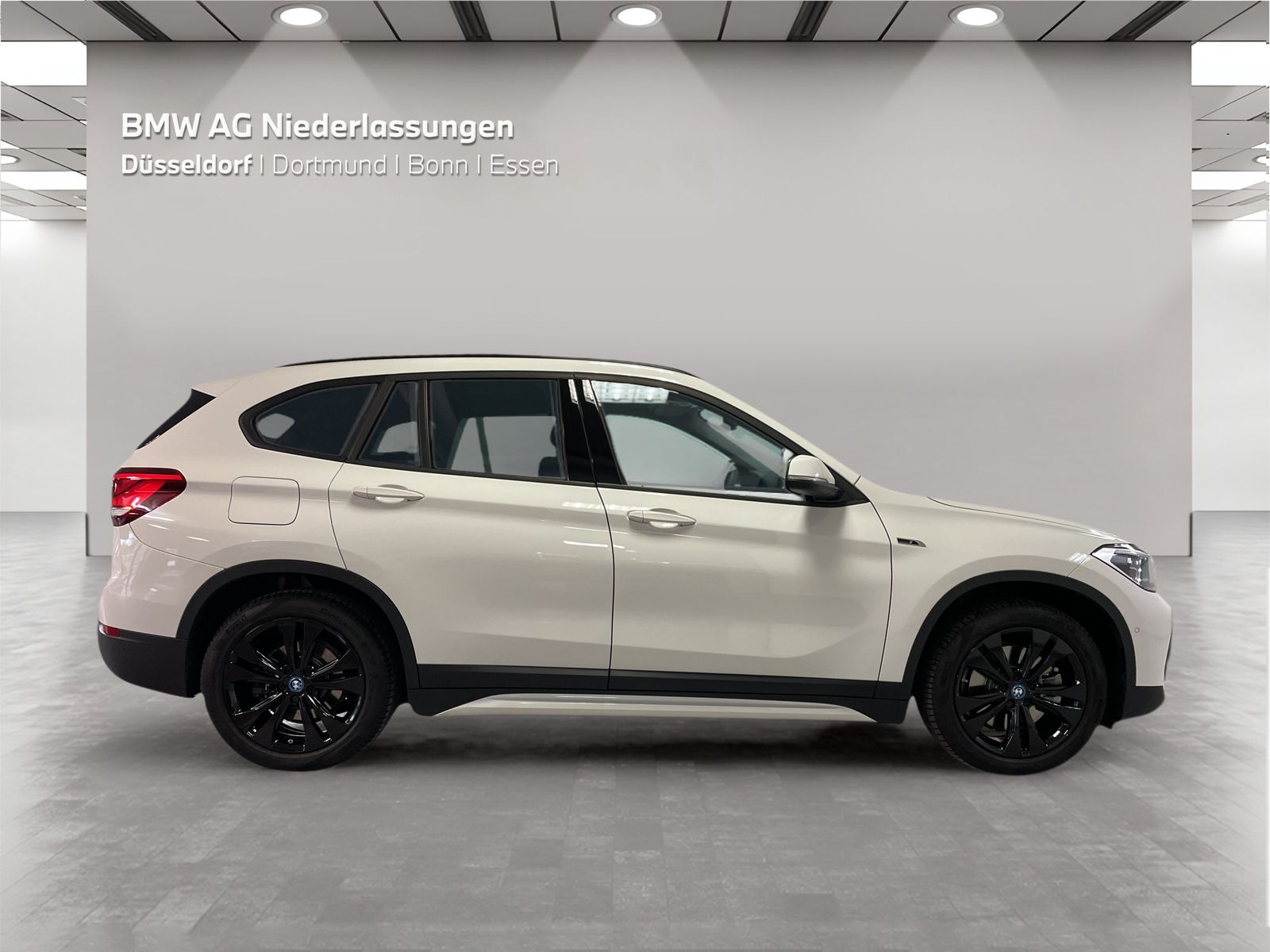 BMW X1 xDrive25e Sport Line - Samsaru's Car Outlet