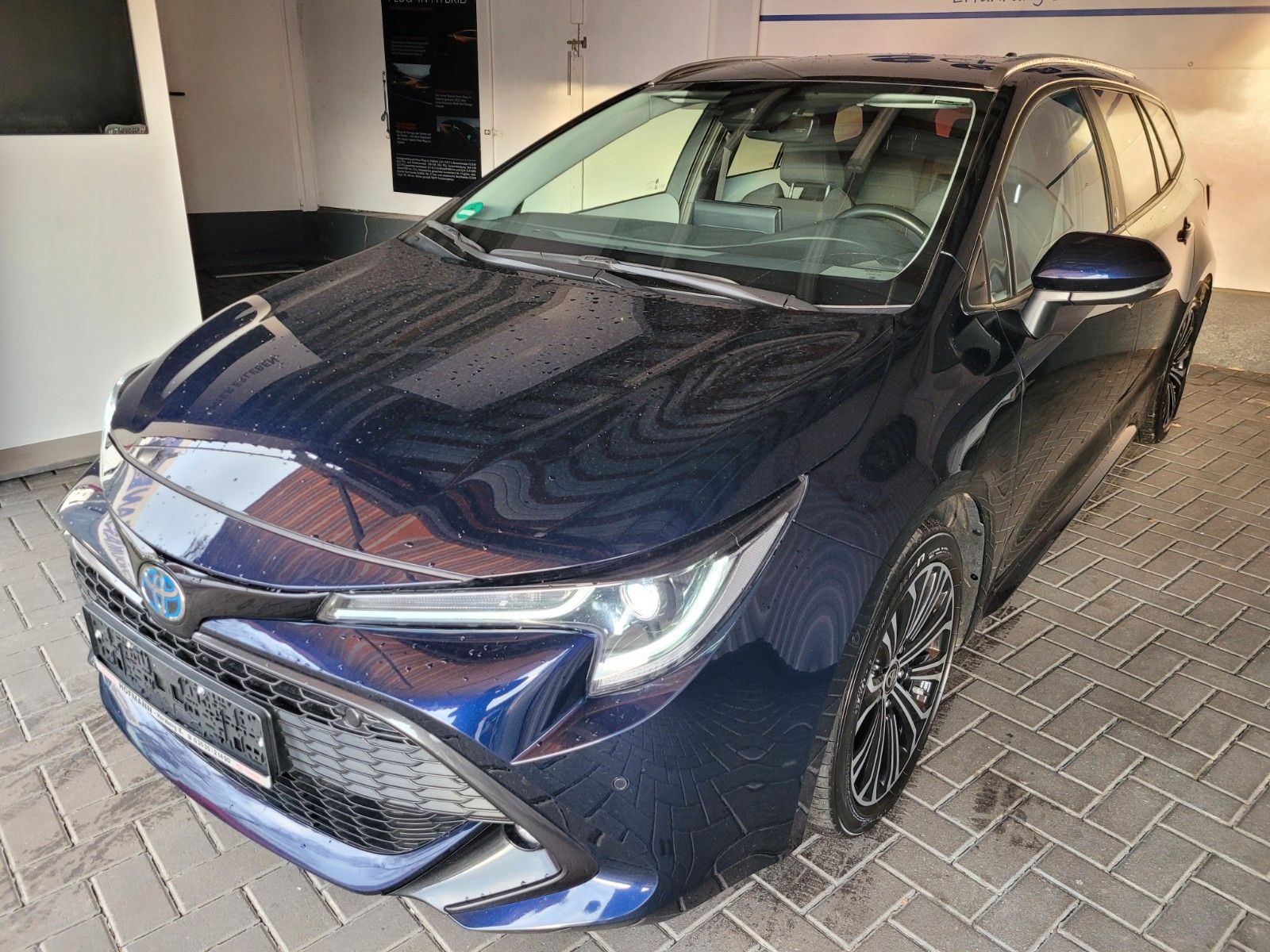 Toyota Corolla Sports Hybrid - Samsaru's Car Outlet