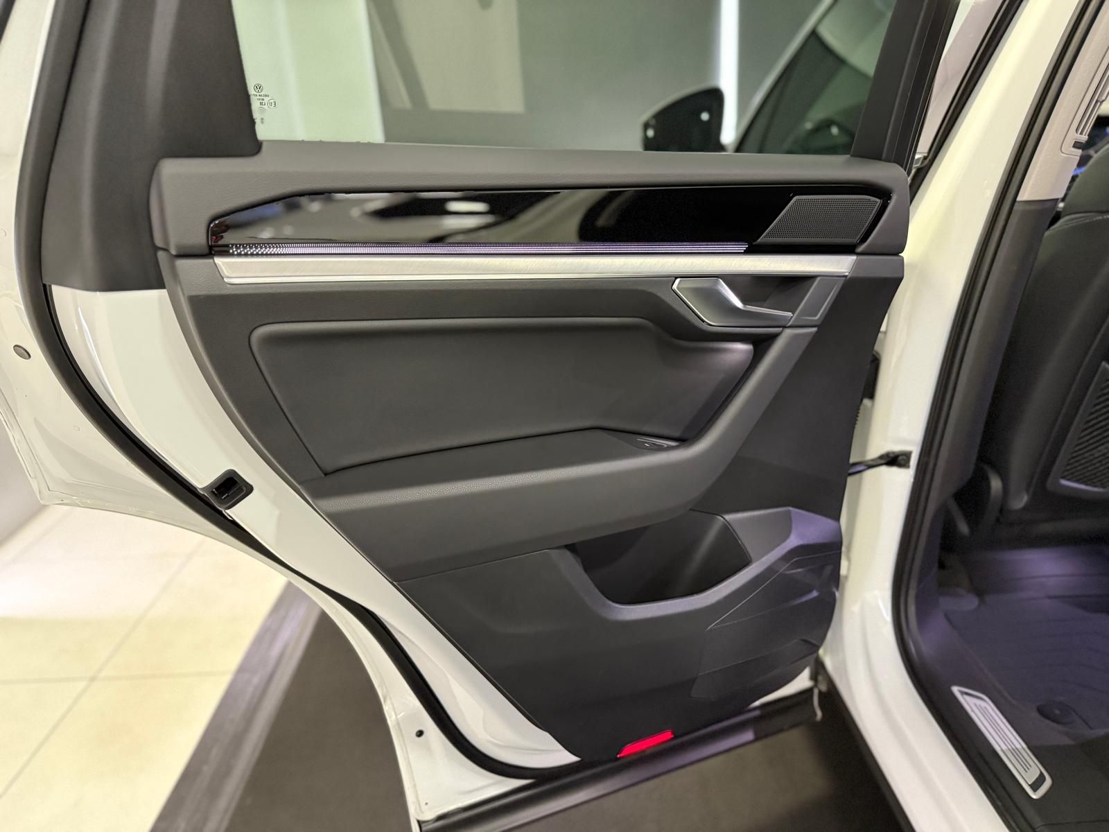 Volkswagen Touareg Elegance 4Motion - Samsaru's Car Outlet
