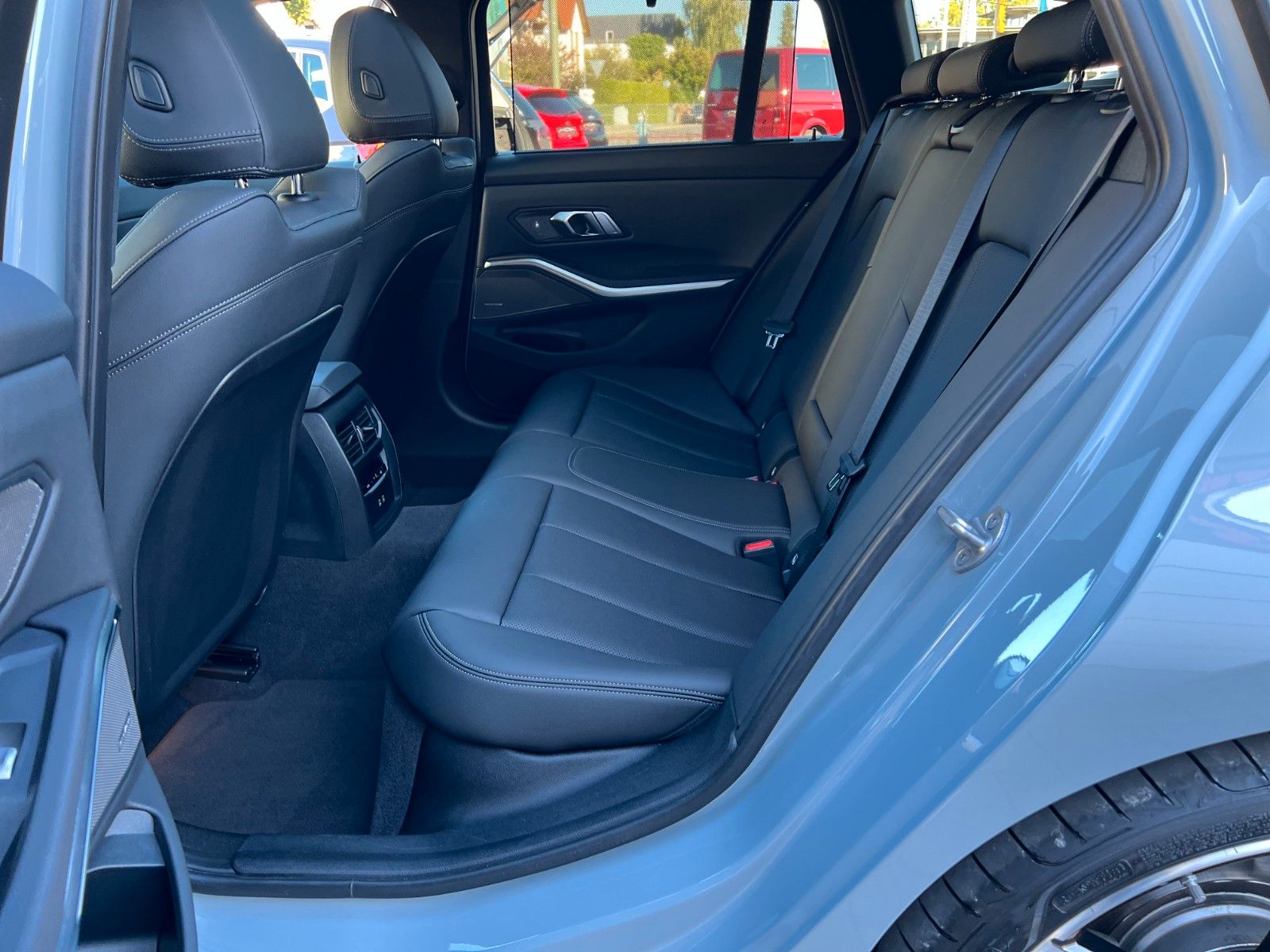 BMW 320d xDrive M Sport*360°HUD*Pano*HK*Standhzg*ACC