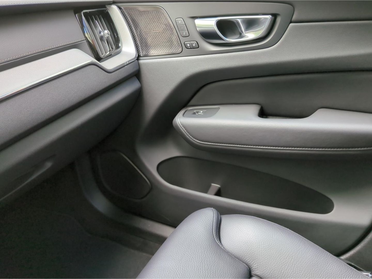 Volvo XC60 B4 AWD Ultimate Dark *Luft*AHK*SH*BLIS*360*