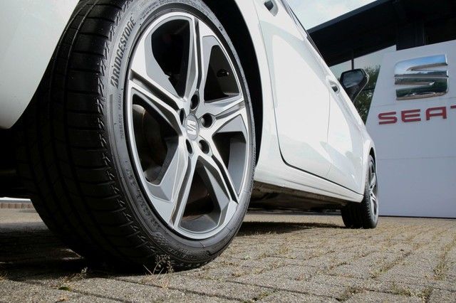 Seat Leon 1.5 eTSI ACT DSG FR ACC PANO LED AHK