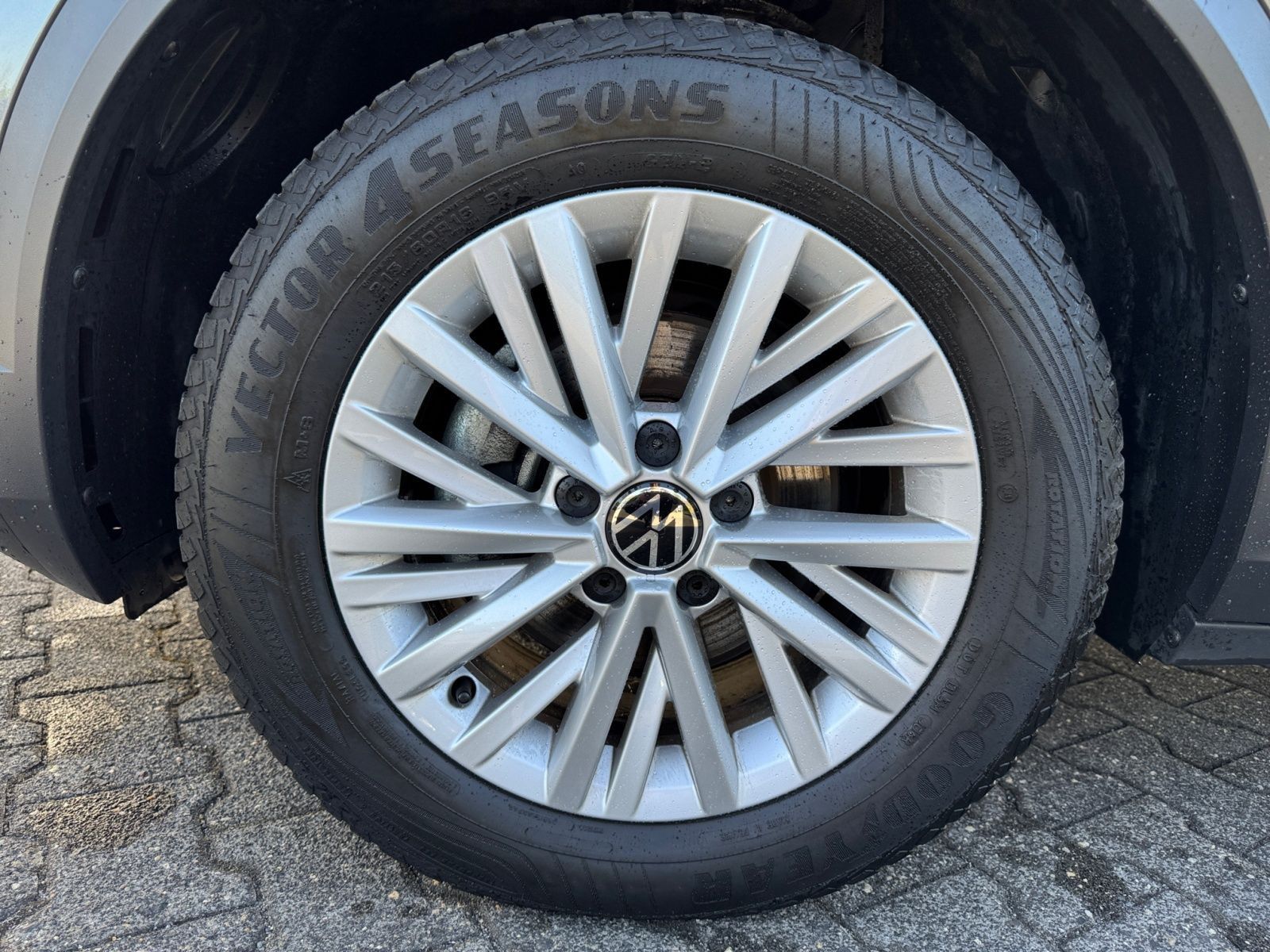 Volkswagen T-Roc 1.0 TSI Life - Samsaru's Car Outlet