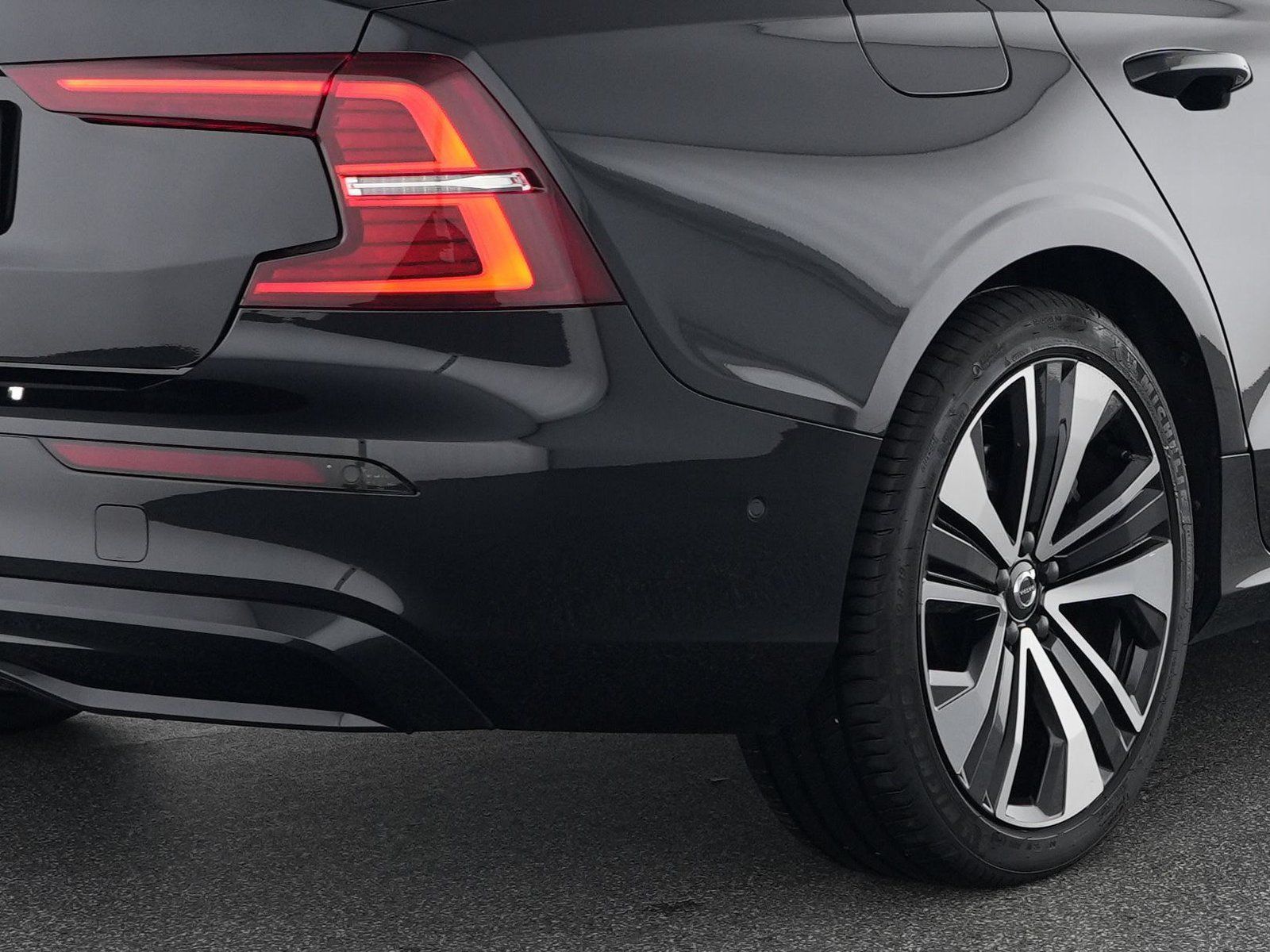 Volvo S60 T8 Recharge Ultimate Dark 19"+B&W+AHK+360°