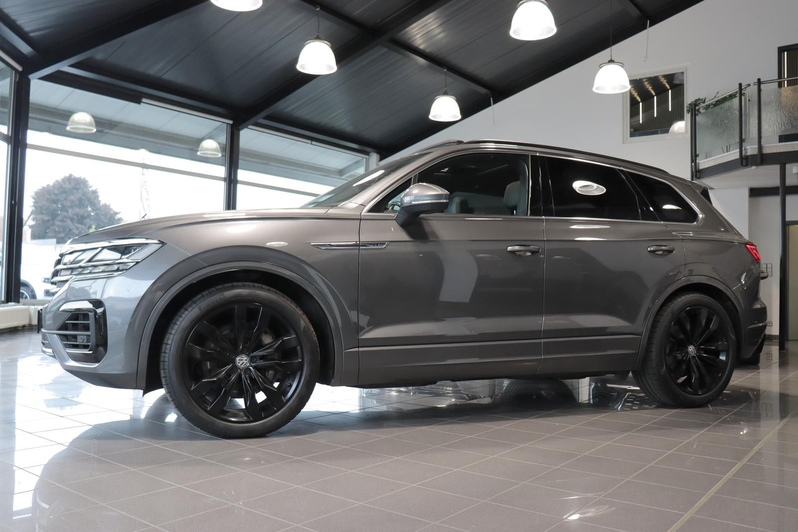 Volkswagen Touareg 3.0 V6 TSI Elegance 4Mot. R-LINE - Samsaru's Car Outlet